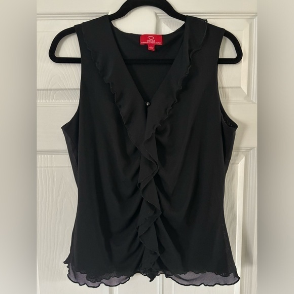 Oscar de la Renta Tops - Oscar de la Renta black lined sleeveless top. V neck ruffles around neck, front